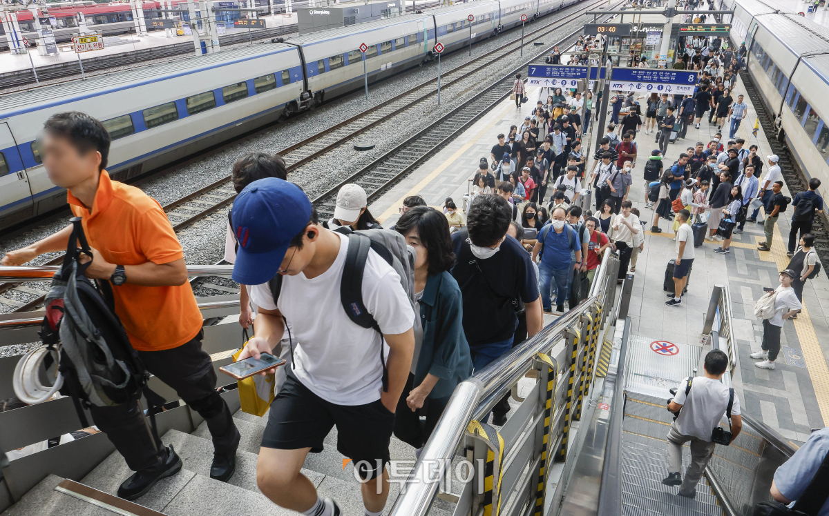 ▲추석 연휴 마지막 날인 18일 서울 용산구 서울역에 도착한 귀경객들이 분주히 이동하고 있다. 조현호 기자 hyunho@