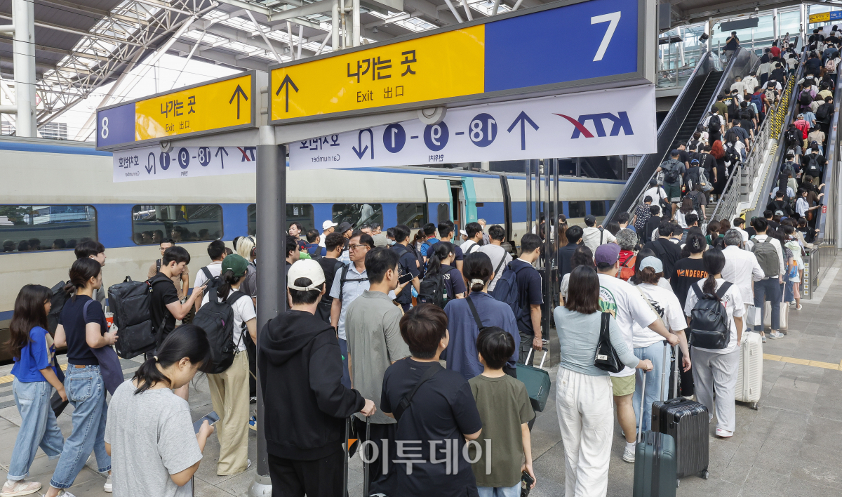 ▲추석 연휴 마지막 날인 18일 서울 용산구 서울역에 도착한 귀경객들이 분주히 이동하고 있다. 조현호 기자 hyunho@