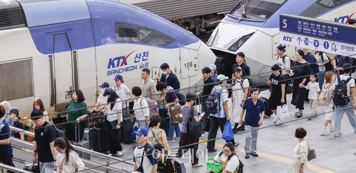 ▲추석 연휴 마지막 날인 18일 서울 용산구 서울역에 도착한 귀경객들이 분주히 이동하고 있다. 조현호 기자 hyunho@