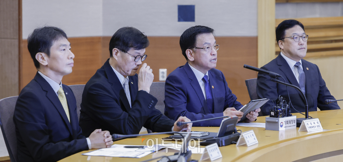 ▲최상목 경제부총리 겸 기획재정부 장관이 19일 서울 서초구 서울지방조달청에서 열린 거시경제금융회의에서 모두발언을 하고 있다. 조현호 기자 hyunho@