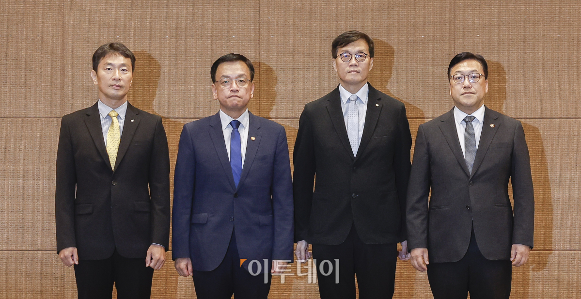 ▲최상목 경제부총리 겸 기획재정부 장관 등 금융수장들이 19일 서울 서초구 서울지방조달청에서 열린 거시경제금융회의에 앞서 기념촬영을 하고 있다. 왼쪽부터 이복현 금융감독원장, 최 부총리, 이창용 한국은행 총재, 김병환 금융위원장. 조현호 기자 hyunho@