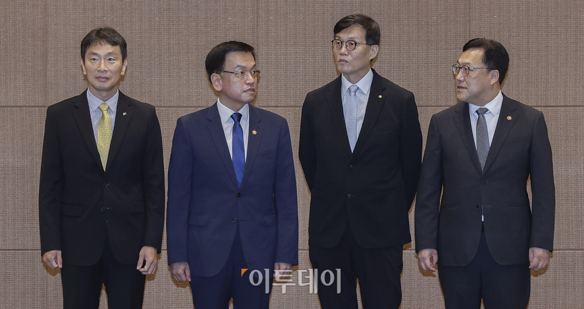 ▲최상목 경제부총리 겸 기획재정부 장관 등 금융수장들이 19일 서울 서초구 서울지방조달청에서 열린 거시경제금융회의에 앞서 기념촬영을 하고 있다. 왼쪽부터 이복현 금융감독원장, 최 부총리, 이창용 한국은행 총재, 김병환 금융위원장. 조현호 기자 hyunho@