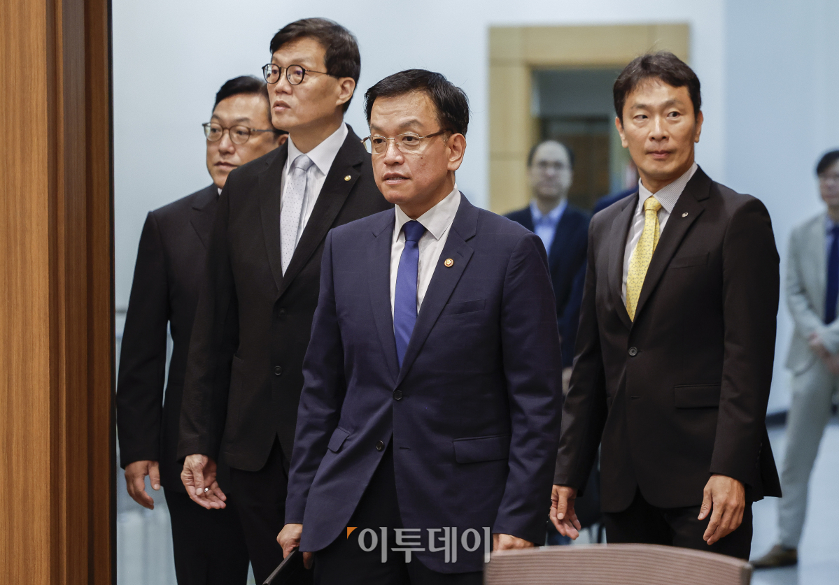 ▲최상목 경제부총리 겸 기획재정부 장관 등 금융수장들이 19일 서울 서초구 서울지방조달청에서 열린 거시경제금융회의에 참석하고 있다. 왼쪽부터 김병환 금융위원장, 이창용 한국은행 총재, 최 부총리, 이복현 금융감독원장. 조현호 기자 hyunho@