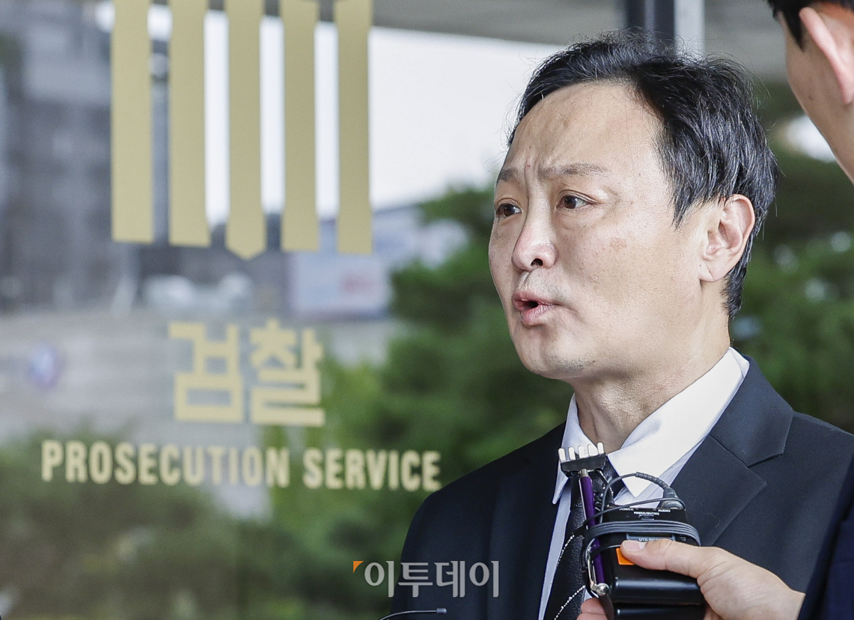 ▲류광진 티몬 대표가 19일 티몬·위메프의 대규모 미정산 사태와 관련해 피의자 신분으로 조사를 받기 위해 서울 서초구 서울중앙지방검찰청에 출석하며 취재진의 질문에 답하고 있다. 조현호 기자 hyunho@