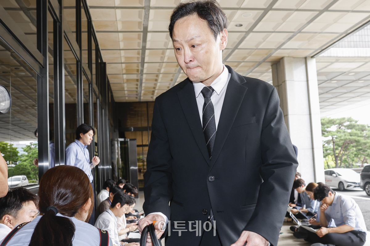 ▲류광진 티몬 대표가 19일 티몬·위메프의 대규모 미정산 사태와 관련해 피의자 신분으로 조사를 받기 위해 서울 서초구 서울중앙지방검찰청에 출석하고 있다. 조현호 기자 hyunho@