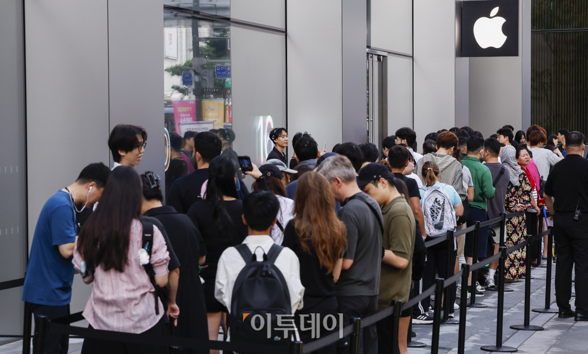 ▲애플 최신 스마트폰 아이폰16 시리즈가 공개된 20일 서울 시내의 한 애플스토어 앞에서 시민들이 아이폰을 구매하기 위해 길게 줄을 서서 대기하고 있다. 애플은 이날 아이폰 16, 아이폰16 플러스, 아이폰16 프로, 아이폰16 프로맥스와 애플워치10, 에어팟4 등을 출시했다. 한국은 아이폰 발매 사상 처음으로 1차 출시국에 포함됐다. 조현호 기자 hyunho@
