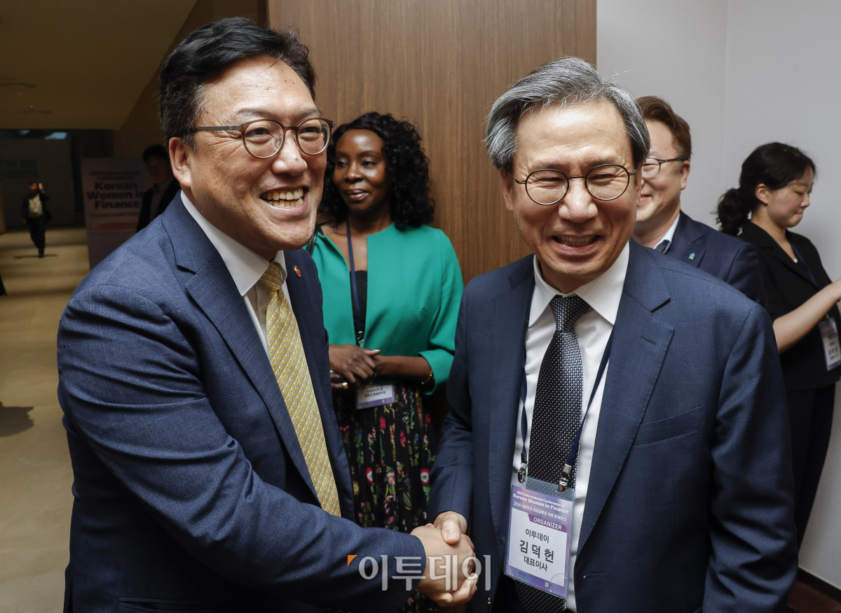 ▲김덕헌(오른쪽) 이투데이 대표가 20일 서울 여의도 한국거래소에서 열린 ‘2024 대한민국 여성금융인 국제 콘퍼런스’에서 김병환 금융위원장과 인사를 하고 있다. 경제신문 이투데이와 여성금융인네트워크가 “성별 임금 격차에 대한 포용적 과제 (Inclusive Solutions in Addressing the Gender Pay Gap)”를 주제로 공동 주최한 이번 여성금융인 국제 콘퍼런스에선 참가자들의 경험과 연구를 바탕으로, 다양한 글로벌 및 국내 사례를 공유하여 성별 임금 격차를 줄이기 위한 실질적인 해결 방안을 모색했다. 조현호 기자 hyunho@