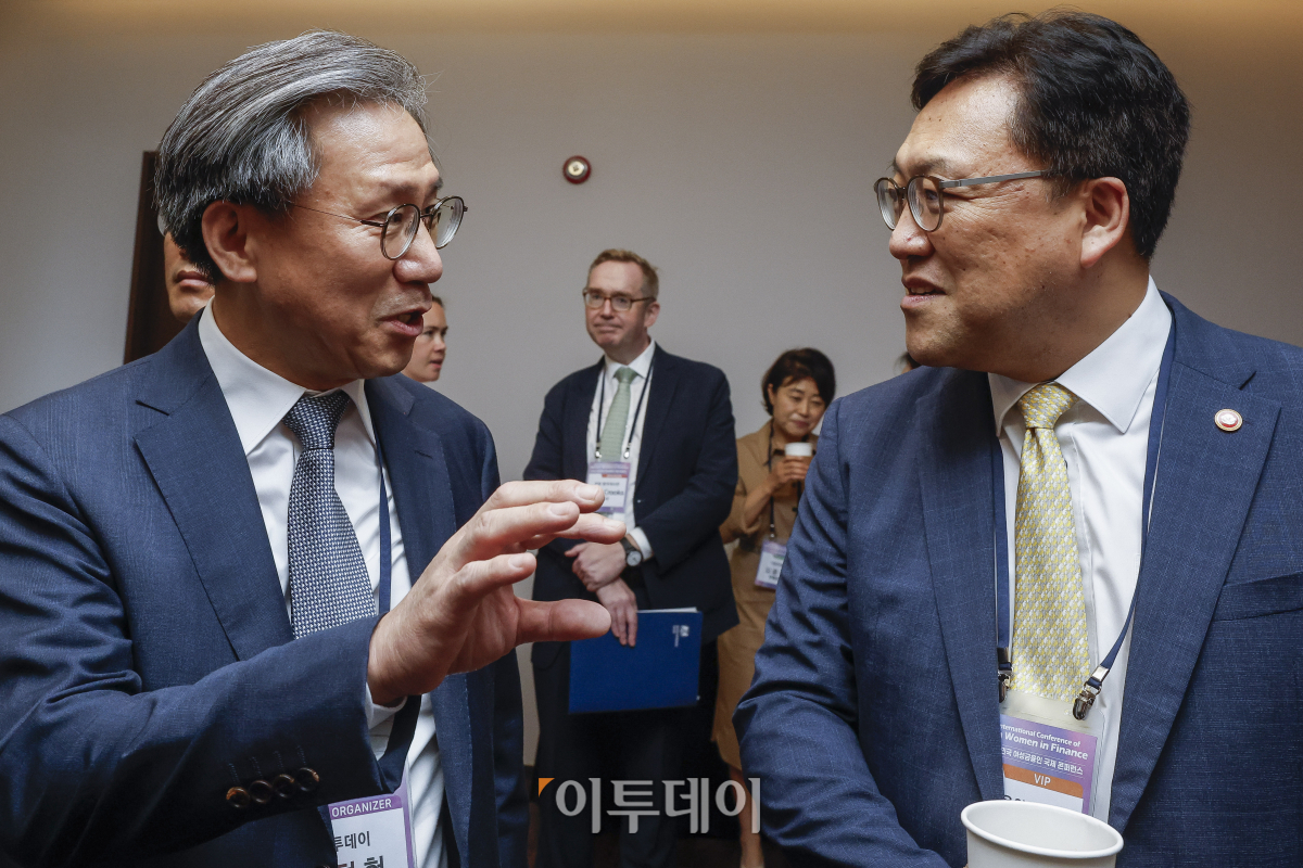 ▲김덕헌(왼쪽) 이투데이 대표가 20일 서울 여의도 한국거래소에서 열린 ‘2024 대한민국 여성금융인 국제 콘퍼런스’에서 김병환 금융위원장과 대화를 하고 있다. 경제신문 이투데이와 여성금융인네트워크가 “성별 임금 격차에 대한 포용적 과제 (Inclusive Solutions in Addressing the Gender Pay Gap)”를 주제로 공동 주최한 이번 여성금융인 국제 콘퍼런스에선 참가자들의 경험과 연구를 바탕으로, 다양한 글로벌 및 국내 사례를 공유하여 성별 임금 격차를 줄이기 위한 실질적인 해결 방안을 모색했다. 조현호 기자 hyunho@