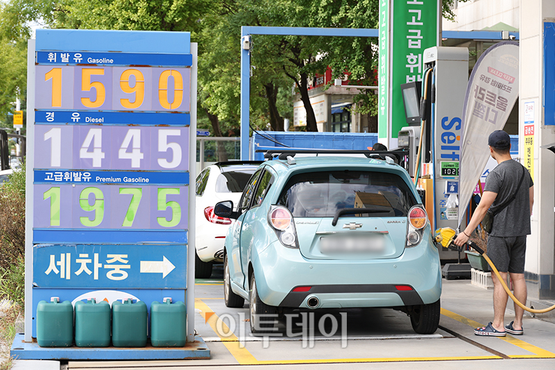 ▲휘발유와 경유 주간 평균 가격이 8주 연속 동반 하락했다. 22일 한국석유공사 유가정보시스템 오피넷에 따르면 9월 셋째 주 전국 주유소의 휘발유 평균 판매가격은 전주보다 21.0원 내린 리터(ℓ)당 1615.1원으로 집계됐다. 경유 평균 판매가는 전주보다 21.8원 하락한 리터(ℓ)당 1451.4원을 나타냈다. 사진은 이날 경기도의 한 주유소. 고이란 기자 photoeran@