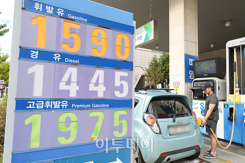▲휘발유와 경유 주간 평균 가격이 8주 연속 동반 하락했다. 22일 한국석유공사 유가정보시스템 오피넷에 따르면 9월 셋째 주 전국 주유소의 휘발유 평균 판매가격은 전주보다 21.0원 내린 리터(ℓ)당 1615.1원으로 집계됐다. 경유 평균 판매가는 전주보다 21.8원 하락한 리터(ℓ)당 1451.4원을 나타냈다. 사진은 이날 경기도의 한 주유소. 고이란 기자 photoeran@