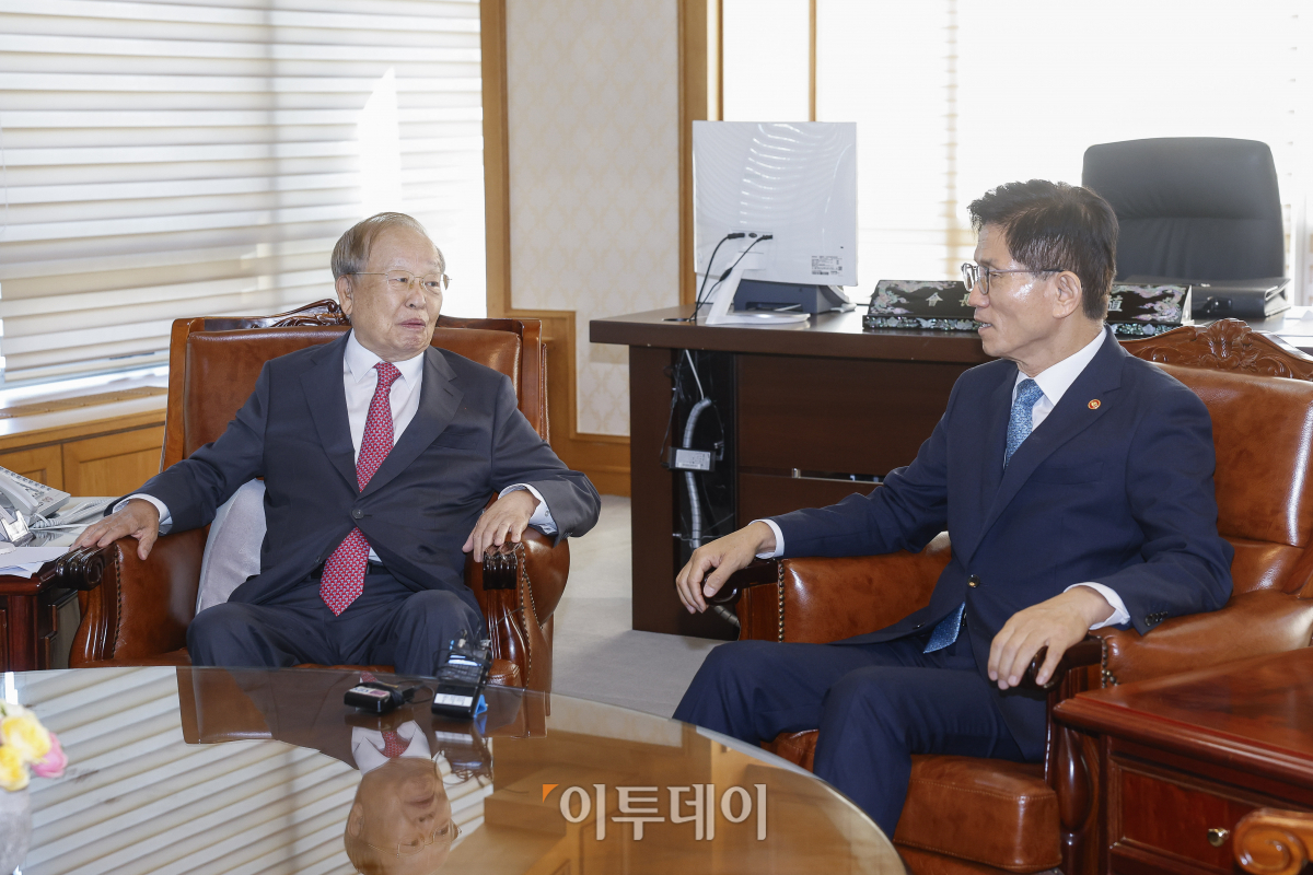 ▲김문수(오른쪽) 고용노동부 장관이 23일 서울 마포구 경총회관에서 손경식 한국경영자총협회장과 만나 대화를 하고 있다. 조현호 기자 hyunho@