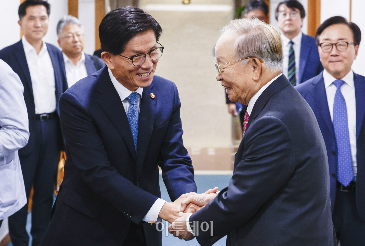 ▲김문수(왼쪽) 고용노동부 장관이 23일 서울 마포구 경총회관에서 손경식 한국경영자총협회장과 만나 인사를 하고 있다. 조현호 기자 hyunho@