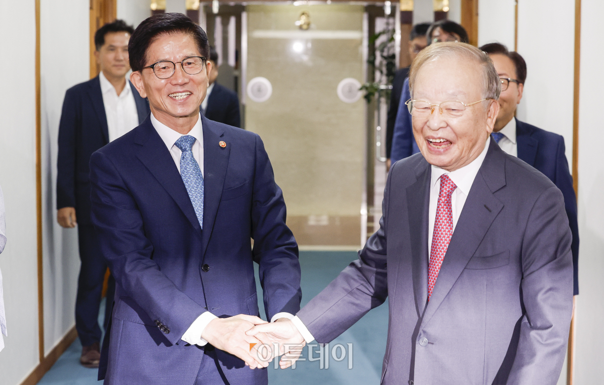 ▲김문수(왼쪽) 고용노동부 장관이 23일 서울 마포구 경총회관에서 손경식 한국경영자총협회장과 만나 인사를 하고 있다. 조현호 기자 hyunho@