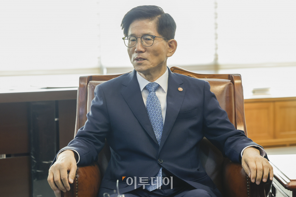 ▲김문수 고용노동부 장관이 23일 서울 마포구 경총회관에서 손경식 한국경영자총협회장과 만나 대화를 하고 있다. 조현호 기자 hyunho@