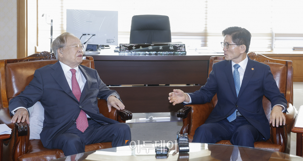 ▲김문수(오른쪽) 고용노동부 장관이 23일 서울 마포구 경총회관에서 손경식 한국경영자총협회장과 만나 대화를 하고 있다. 조현호 기자 hyunho@