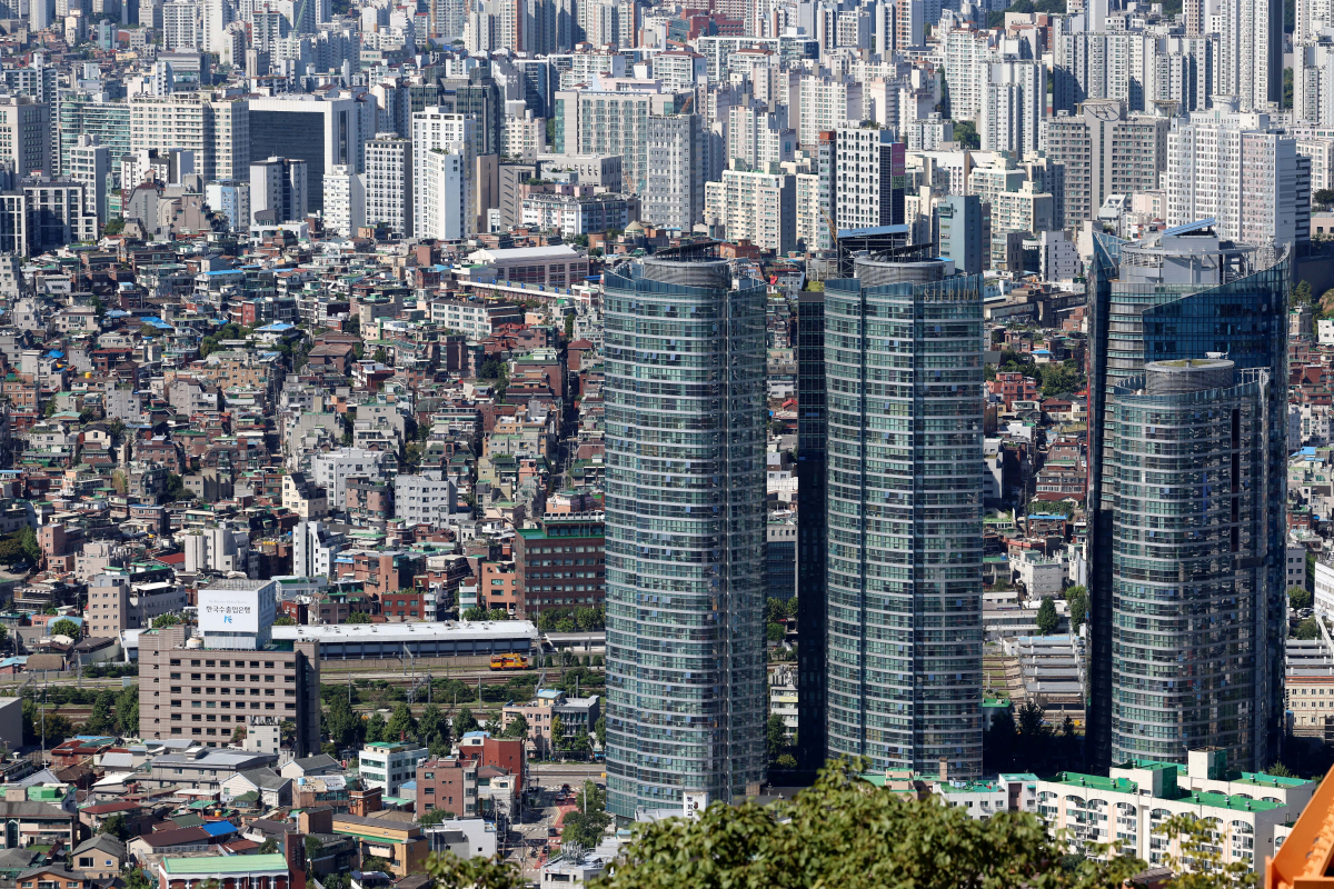 ▲고금리와 전세사기 여파 등으로 하락세를 이어오던 서울 오피스텔 매매가가 지난달 2년만에  상승 전환했다. 23일 한국부동산원에 따르면 2022년 8월 이후 23개월간 하락했던 서울 오피스텔 매매가격지수가 지난 7월 보합을 이룬 데 이어, 8월에는 전달보다 0.03% 오른 것으로 나타났다. 최근 서울 아파트값이 계속 오르면서 역세권을 중심으로 상대적으로 저렴한 오피스텔을 찾는 수요가 늘어난 것으로 분석된다. 사진은 이날 서울 남산에서 바라본 오피스텔과 주상복합 단지. 신태현 기자 holjjak@
