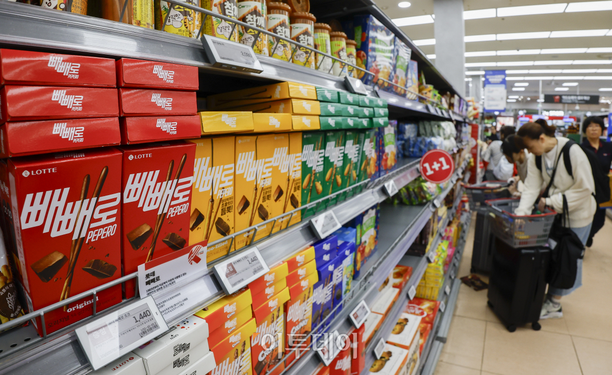 ▲한국 과자를 찾는 소비자가 늘면서 과자 수출액이 올해 역대 최대치를 기록했다. 23일 농림축산식품부에 따르면 올해 들어 지난달까지 과자류 수출액은 4억9420만달러(약 6605억 원)로 작년 동기보다 15.4% 증가했다. 과자류 수출액은 농식품 품목 중 라면, 연초류(담배와 전자담배)에 이어 세 번째로 많다. 올해 1월부터 추석 전인 이달 둘째 주까지 수출액은 5억2910만달러(약 7071억원)로 집계됐다. 이날 서울 시내 한 대형마트에서 외국인 관광객들이 과자를 구매하고 있다. 조현호 기자 hyunho@