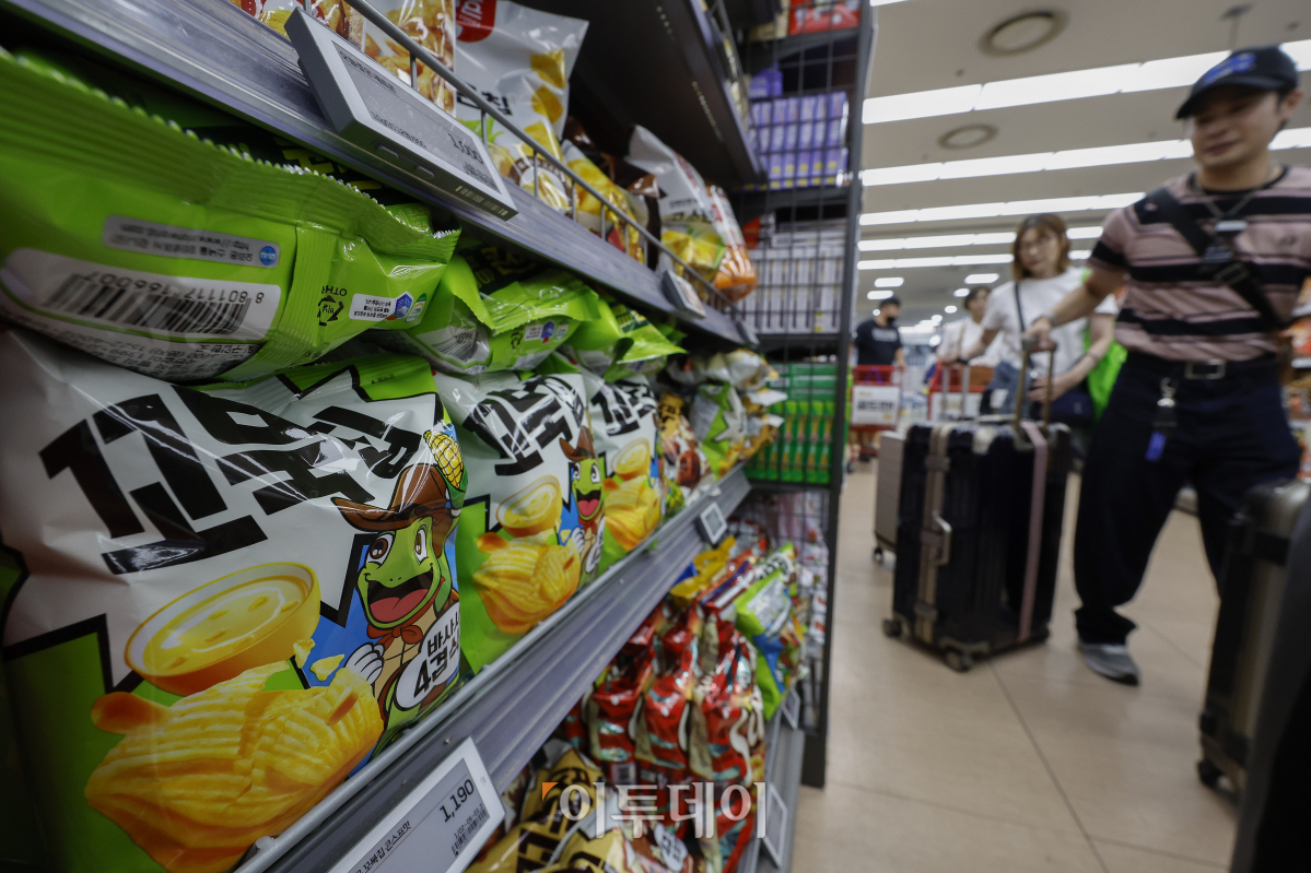 ▲한국 과자를 찾는 소비자가 늘면서 과자 수출액이 올해 역대 최대치를 기록했다. 23일 농림축산식품부에 따르면 올해 들어 지난달까지 과자류 수출액은 4억9420만달러(약 6605억 원)로 작년 동기보다 15.4% 증가했다. 과자류 수출액은 농식품 품목 중 라면, 연초류(담배와 전자담배)에 이어 세 번째로 많다. 올해 1월부터 추석 전인 이달 둘째 주까지 수출액은 5억2910만달러(약 7071억원)로 집계됐다. 이날 서울 시내 한 대형마트에서 외국인 관광객들이 과자를 구매하고 있다. 조현호 기자 hyunho@