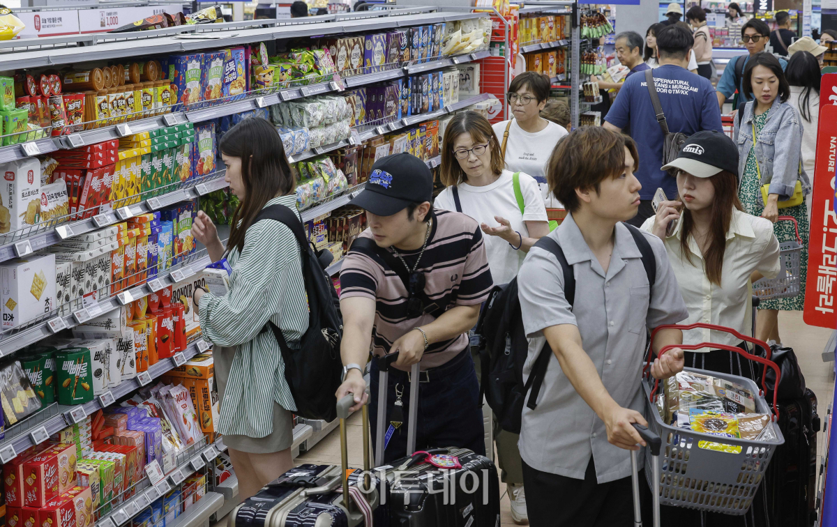 ▲한국 과자를 찾는 소비자가 늘면서 과자 수출액이 올해 역대 최대치를 기록했다. 23일 농림축산식품부에 따르면 올해 들어 지난달까지 과자류 수출액은 4억9420만달러(약 6605억 원)로 작년 동기보다 15.4% 증가했다. 과자류 수출액은 농식품 품목 중 라면, 연초류(담배와 전자담배)에 이어 세 번째로 많다. 올해 1월부터 추석 전인 이달 둘째 주까지 수출액은 5억2910만달러(약 7071억원)로 집계됐다. 이날 서울 시내 한 대형마트에서 외국인 관광객들이 과자를 구매하고 있다. 조현호 기자 hyunho@