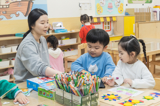 ▲양천구 밤샘 긴급돌봄 어린이집에서 아이들이 선생님과 놀이를 하고 있다. 사진제공-양천구