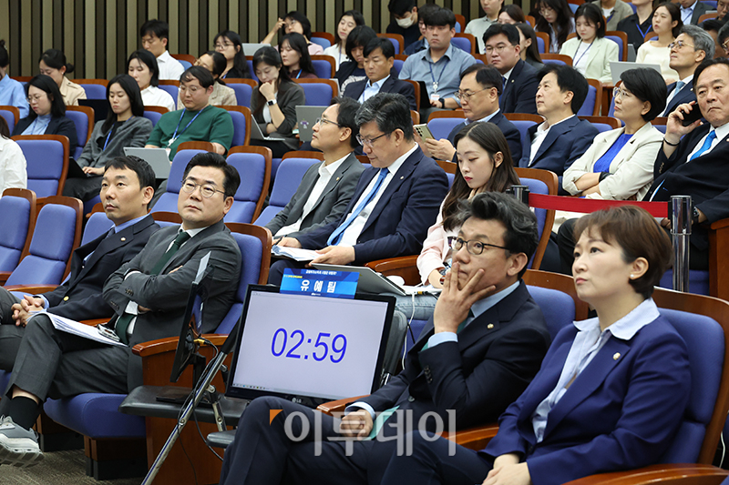 ▲박찬대(앞줄 왼쪽 두번째) 더불어민주당 원내대표와 진성준(앞줄 왼쪽 세번째) 정책위의장이 24일 서울 여의도 국회에서 열린 더불어민주당 정책의원총회 '민주당 정책 디베이트: 행복하고 정의로운 대한민국, 금융투자소득세 시행은 어떻게?'에서 참석자들의 토론을 경청하고 있다. 고이란 기자 photoeran@