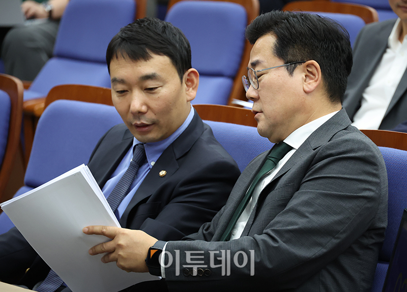 ▲박찬대(오른쪽) 더불어민주당 원내대표와 김용민 원내정책수석부대표가 24일 서울 여의도 국회에서 열린 정책의원총회 '민주당 정책 디베이트: 행복하고 정의로운 대한민국, 금융투자소득세 시행은 어떻게?'에서 대화하고 있다. 고이란 기자 photoeran@