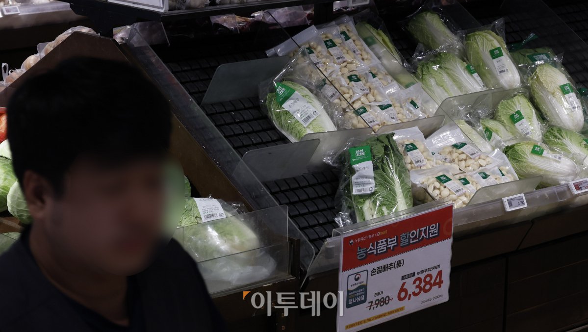 ▲24일 서울 시내 한 대형마트 신선코너에 배추가 다 팔려 매대가 비어 있다. 한국은행이 발표한 8월 생산자물가지수에 따르면 폭염 등 이상 기온 등 영향으로 농·축산물 가격이 급등했다. 품목별로는 배추(73.0%)와 시금치(124.4%), 쇠고기(11.1%)가 급등했다. 조현호 기자 hyunho@