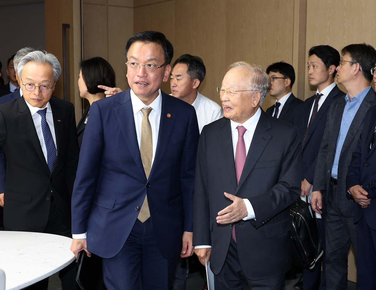 ▲최상목 경제부총리 겸 기획재정부 장관과 손경식 한국경영자총협회 회장이 24일 오후 서울 중구 대한상공회의소에서 열린 경제관계부처 장관-경제6단체장 간담회에 참석하고 있다. 신태현 기자 holjjak@