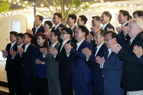 ▲<YONHAP PHOTO-4863> 윤석열 대통령, 국민의힘 지도부 초청 만찬    (서울=연합뉴스) 홍해인 기자 = 윤석열 대통령이 24일 서울 용산 대통령실 앞 분수정원에서 열린 국민의힘 지도부 초청 만찬 뒤 한동훈 대표, 추경호 원내대표 등 국민의힘 지도부, 대통령실 참모진과 함께 기념 촬영을 하고 있다. 2024.9.24 [대통령실 제공. 재판매 및 DB 금지]    hihong@yna.co.kr/2024-09-24 20:44:36/<저작권자 ⓒ 1980-2024 ㈜연합뉴스. 무단 전재 재배포 금지, AI 학습 및 활용 금지>