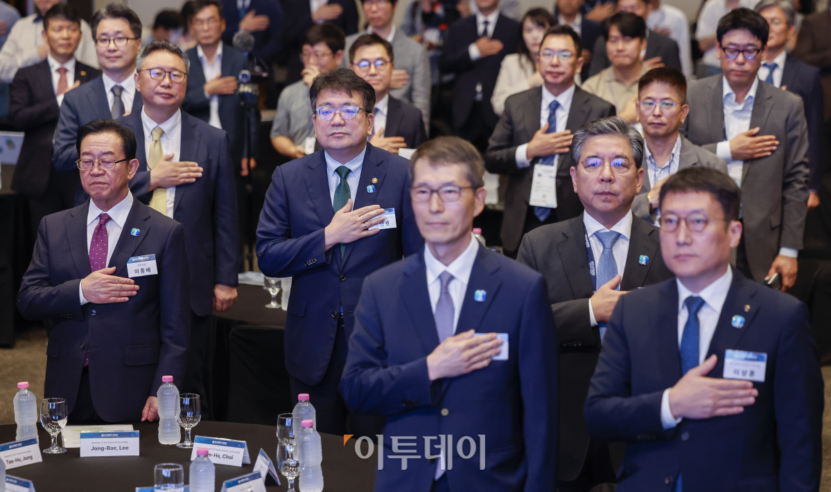 ▲최남호(왼쪽 두번째) 산업통상자원부 제2차관이 25일 경기 고양시 킨텍스에서 열린 H2 MEET 2024 개막식에서 국민의례를 하고 있다. 이날부터 27일까지 3일간 열리는 H2 MEET 2024는 역대 참가 규모인 24개국, 317개 기업·기관이 참여, 수소 모빌리티 제품과 수소 저장·운송 제품군이 전시됐다. 조현호 기자 hyunho@