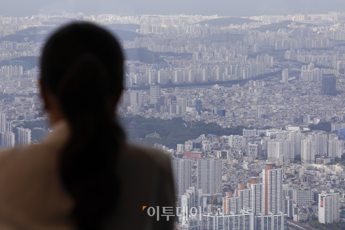 ▲소비자들의 집값 상승 전망이 4개월 연속 상승하며 2년 11개월만에 최고치를 경신했다. 한국은행이 25일 발표한 '소비자동향조사 결과'에 따르면 9월 주택가격전망지수는 119로 전월보다 1포인트(p) 상승했다. 2021년 10월(125) 이후 35개월만에 가장 높은 수준이다. 주택가격전망지수는 현재와 비교한 1년 후 전망을 반영한다. 100을 웃돌면 집값 상승을 예상하는 소비자 비중이 하락을 예상하는 소비자보다 더 많음을 의미한다. 이날 서울 송파구 롯데월드타워에서 바라본 서울 시내 아파트 단지 모습. 조현호 기자 hyunho@