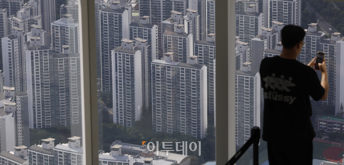 ▲소비자들의 집값 상승 전망이 4개월 연속 상승하며 2년 11개월만에 최고치를 경신했다. 한국은행이 25일 발표한 '소비자동향조사 결과'에 따르면 9월 주택가격전망지수는 119로 전월보다 1포인트(p) 상승했다. 2021년 10월(125) 이후 35개월만에 가장 높은 수준이다. 주택가격전망지수는 현재와 비교한 1년 후 전망을 반영한다. 100을 웃돌면 집값 상승을 예상하는 소비자 비중이 하락을 예상하는 소비자보다 더 많음을 의미한다. 이날 서울 송파구 롯데월드타워에서 바라본 서울 시내 아파트 단지 모습. 조현호 기자 hyunho@