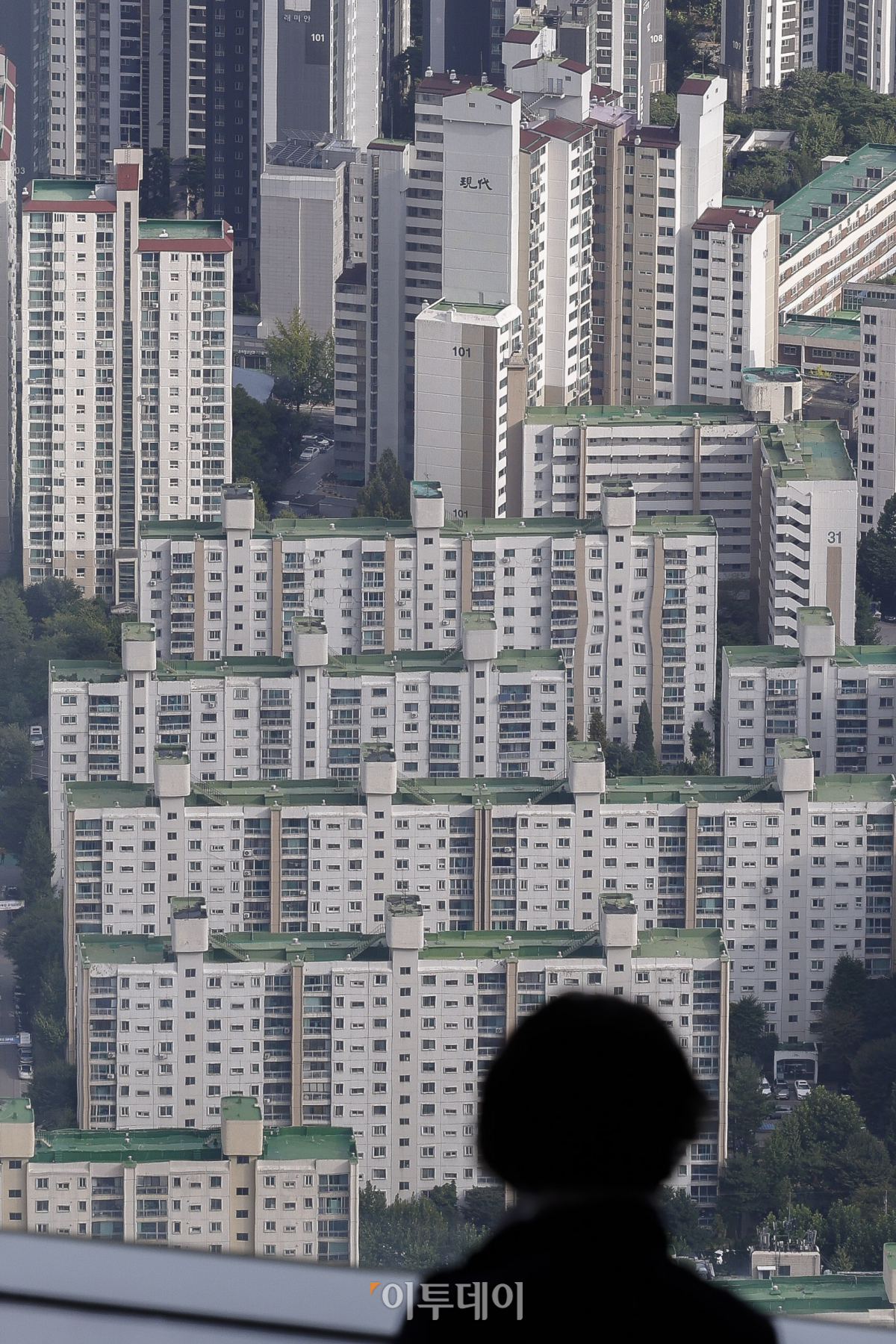 ▲소비자들의 집값 상승 전망이 4개월 연속 상승하며 2년 11개월만에 최고치를 경신했다. 한국은행이 25일 발표한 '소비자동향조사 결과'에 따르면 9월 주택가격전망지수는 119로 전월보다 1포인트(p) 상승했다. 2021년 10월(125) 이후 35개월만에 가장 높은 수준이다. 주택가격전망지수는 현재와 비교한 1년 후 전망을 반영한다. 100을 웃돌면 집값 상승을 예상하는 소비자 비중이 하락을 예상하는 소비자보다 더 많음을 의미한다. 이날 서울 송파구 롯데월드타워에서 바라본 서울 시내 아파트 단지 모습. 조현호 기자 hyunho@
