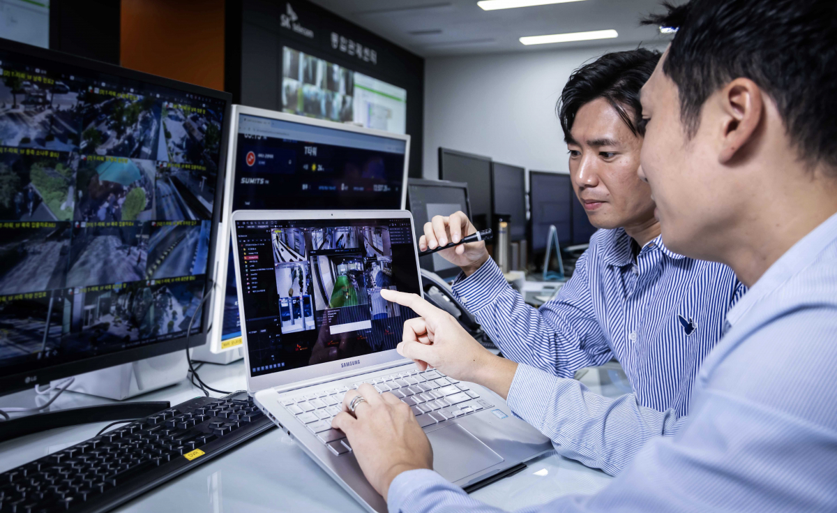 ▲SKT 구성원들이 AI CCTV 화면을 분석하며, ‘AI 산업안전 패키지’를 테스트하고 있는 모습. (사진제공=SK텔레콤)