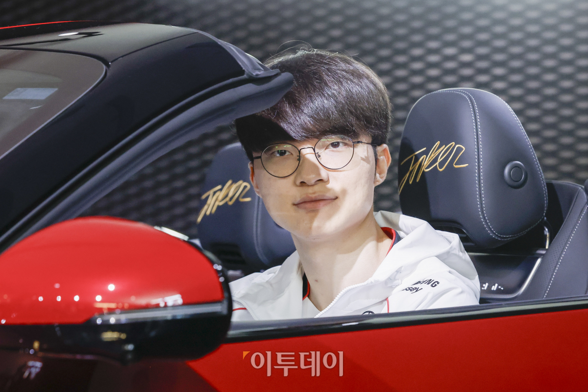 ▲T1 소속 '페이커' 이상혁이 26일 서울 강남구 메르세데스-벤츠 AMG 전시장에서 맞춤 제작된 메르세데스-AMG SL 63 4MATIC+를 전달 받은 후 포즈를 취하고 있다. 인테리어 소재를 맞춤 제작하는 '마누팍투어' 프로그램이 적용된 이 차량에는 페이커 이상혁의 서명과 '전설의 전달(Hall of Legends)' 레터링이 머리 받침대, 바다 매트에 새겨져 있다. 조현호 기자 hyunho@