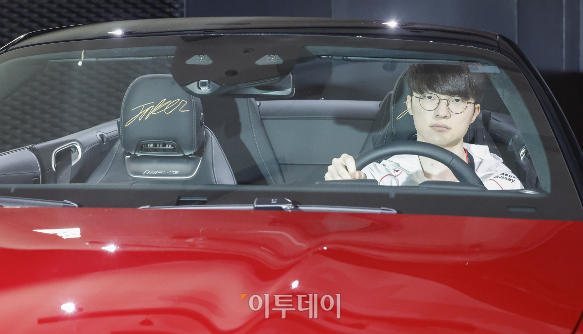 ▲T1 소속 '페이커' 이상혁이 26일 서울 강남구 메르세데스-벤츠 AMG 전시장에서 맞춤 제작된 메르세데스-AMG SL 63 4MATIC+를 전달 받은 후 포즈를 취하고 있다. 인테리어 소재를 맞춤 제작하는 '마누팍투어' 프로그램이 적용된 이 차량에는 페이커 이상혁의 서명과 '전설의 전달(Hall of Legends)' 레터링이 머리 받침대, 바다 매트에 새겨져 있다. 조현호 기자 hyunho@