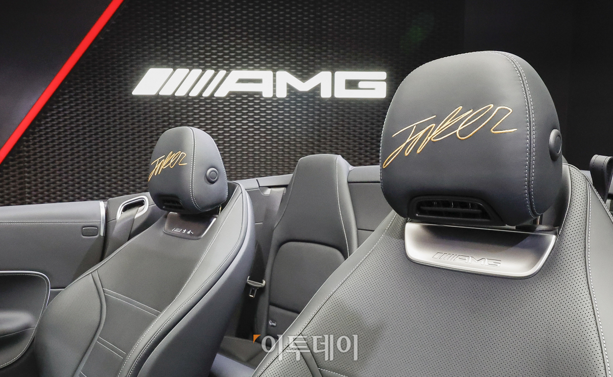 ▲26일  강남구 메르세데스-벤츠 AMG 전시장에 메르세데스-벤츠 코리아가 T1 소속 '페이커' 이상혁 선수에게 헌정한 메르세데스-AMG SL 63 4MATIC+이 전시돼 있다. 인테리어 소재를 맞춤 제작하는 '마누팍투어' 프로그램이 적용된 이 차량에는 페이커 이상혁의 서명과 '전설의 전달(Hall of Legends)' 레터링이 머리 받침대, 바다 매트에 새겨져 있다. 조현호 기자 hyunho@