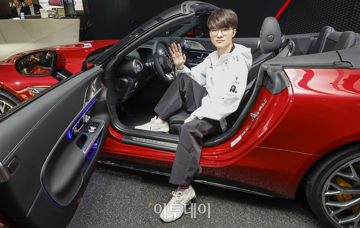 ▲T1 소속 '페이커' 이상혁이 26일 서울 강남구 메르세데스-벤츠 AMG 전시장에서 맞춤 제작된 메르세데스-AMG SL 63 4MATIC+를 전달 받은 후 포즈를 취하고 있다. 인테리어 소재를 맞춤 제작하는 '마누팍투어' 프로그램이 적용된 이 차량에는 페이커 이상혁의 서명과 '전설의 전달(Hall of Legends)' 레터링이 머리 받침대, 바다 매트에 새겨져 있다. 조현호 기자 hyunho@