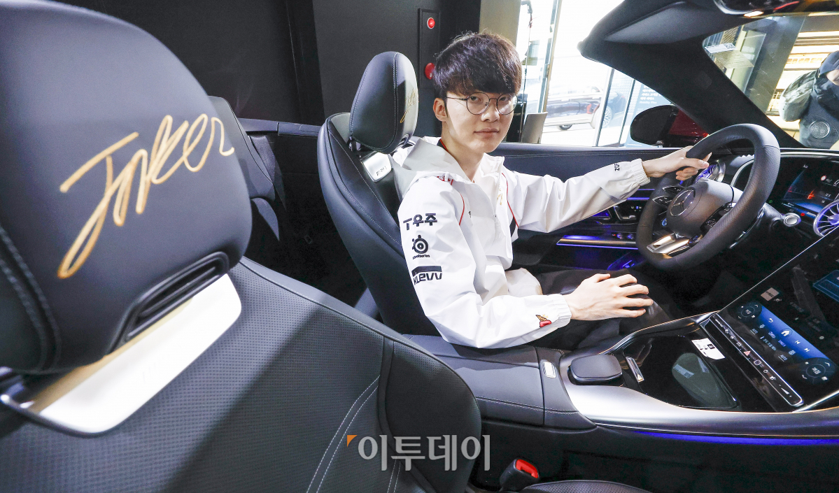 ▲T1 소속 '페이커' 이상혁이 26일 서울 강남구 메르세데스-벤츠 AMG 전시장에서 맞춤 제작된 메르세데스-AMG SL 63 4MATIC+를 전달 받은 후 포즈를 취하고 있다. 인테리어 소재를 맞춤 제작하는 '마누팍투어' 프로그램이 적용된 이 차량에는 페이커 이상혁의 서명과 '전설의 전달(Hall of Legends)' 레터링이 머리 받침대, 바다 매트에 새겨져 있다. 조현호 기자 hyunho@