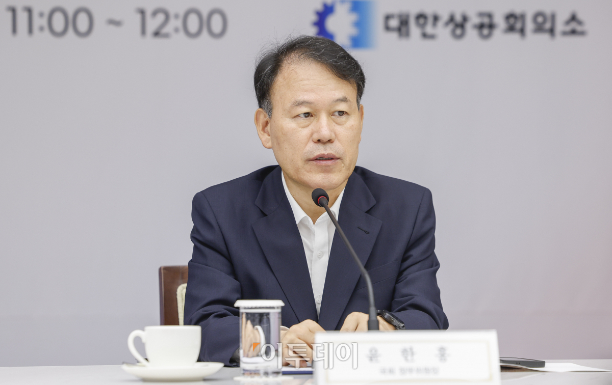 ▲윤한홍 국회 정무위원장이 26일 서울 중구 대한상공회의소에서 열린 윤한홍 국회 정무위원장 초청 간담회에서 인사말을 하고 있다. 조현호 기자 hyunho@