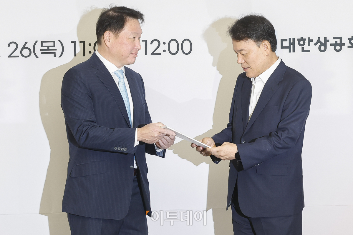 ▲최태원(왼쪽) 대한상공회의소 회장이 26일 서울 중구 대한상공회의소에서 열린 윤한홍 국회 정무위원장 초청 간담회에서 윤한홍 국회 정무위원장에게 제언문을 전달하고 있다. 조현호 기자 hyunho@