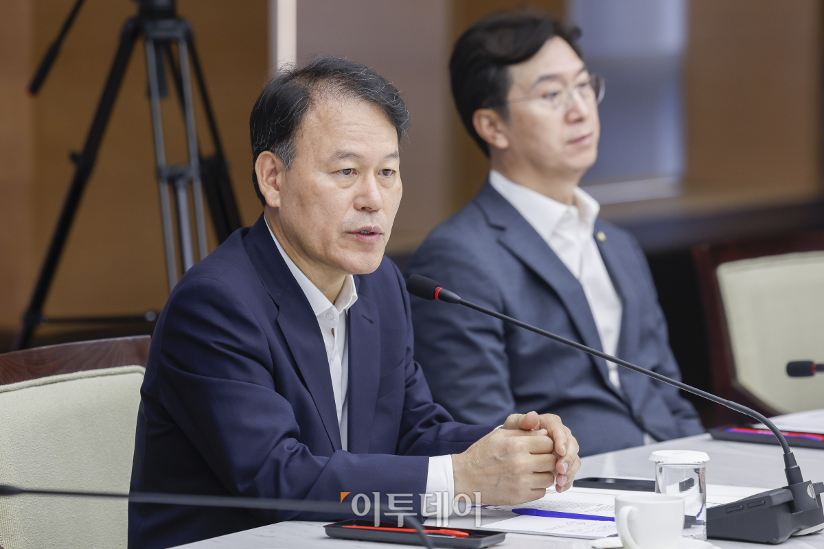 ▲윤한홍 국회 정무위원장이 26일 서울 중구 대한상공회의소에서 열린 윤한홍 국회 정무위원장 초청 간담회에서 인사말을 하고 있다. 조현호 기자 hyunho@