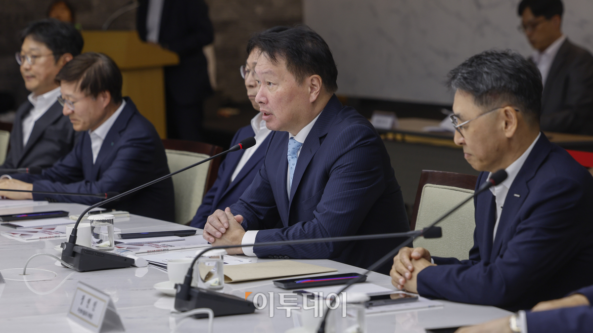 ▲최태원 대한상공회의소 회장이 26일 서울 중구 대한상공회의소에서 열린 윤한홍 국회 정무위원장 초청 간담회에서 인사말을 하고 있다. 조현호 기자 hyunho@