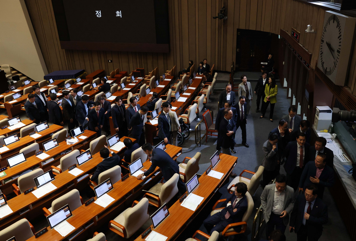 ▲26일 서울 여의도 국회에서 열린 본회의에서 여당이 추천한 한석훈 국가인권위원 선출안이 부결되고 야당이 추천한 이숙진 위원 선출안이 가결, 여당 의원들이 항의하자 정회가 선포돼 국민의힘 의원들이 이석하고 있다. 신태현 기자 holjjak@