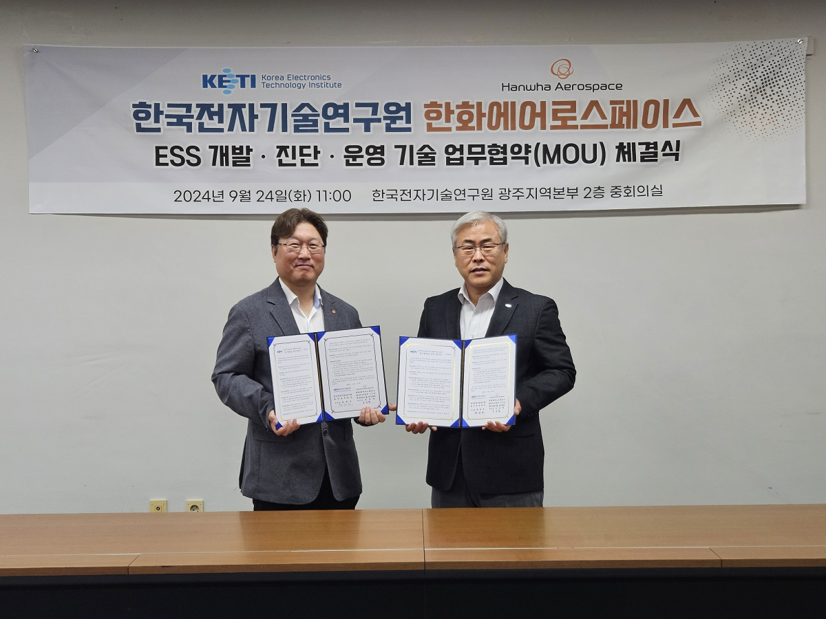 ▲(왼쪽부터) 손승현 한화에어로스페이스 에너지시스템연구센터장과 원광호 한국전자기술연구원 광주지역본부장이 기념사진을 촬영하고 있다. (사진제공=한화에어로스페이스)