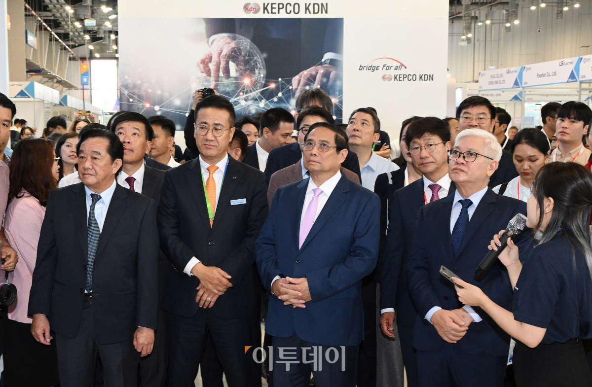 ▲팜민찡(Pham Minh Chinh·왼쪽 세 번째) 베트남 총리가 26일(현지시간) 베트남 빈증성 빈증무역센터전시장(WTC EXPO)에서 동시에 열리고 있는 '2024 베트남 스마트공장·자동화산업전(Automation World Vietnam 2024)'과 '2024 일렉트릭에너지쇼(Electric Energy Show 2024)'를 방문해 이동기(왼쪽 네 번째) 코엑스 사장과 전시를 참관하고 있다. 빈증=사진공동취재단