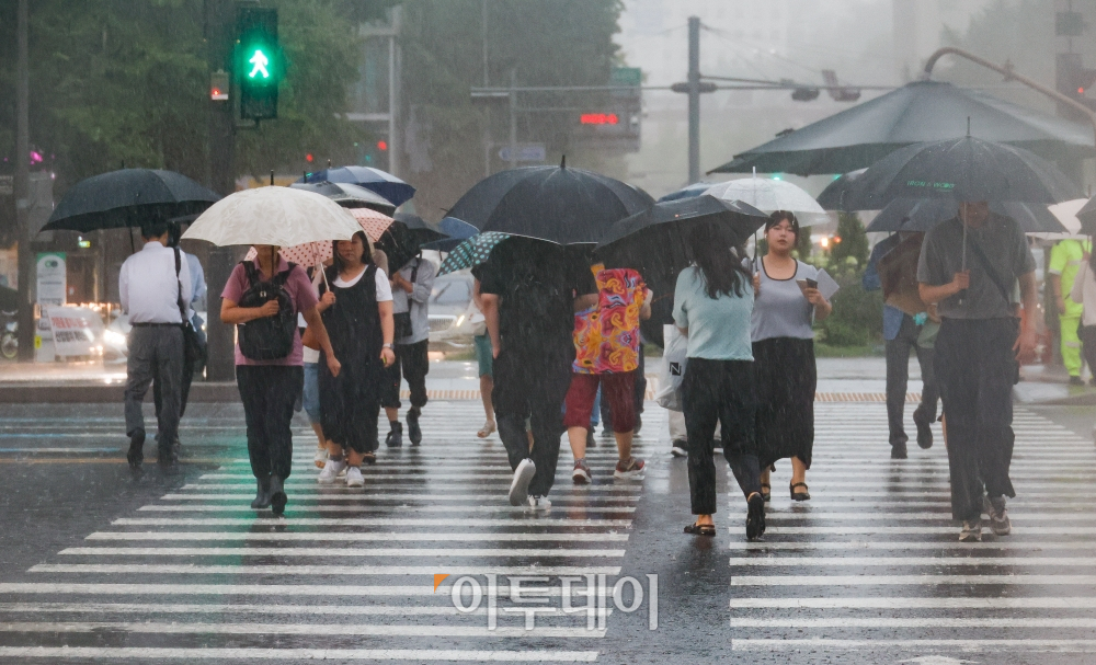 ▲ 서울 종로구 광화문역 일대에서 우산을 쓴 시민들이 발걸음을 옮기고 있다. 조현호 기자 hyunho@