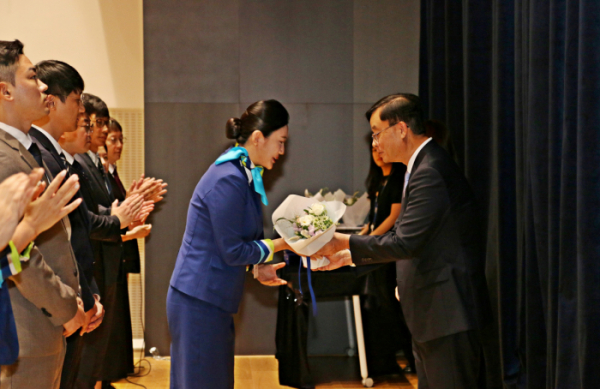 ▲지난달 30일 개최된 에어부산 창립 17주년 기념행사에서 두성국 에어부산 대표가 우수사원상을 수상한 캐빈 승무원에게 상패를 수여하고 있다. (사진제공=에어부산)