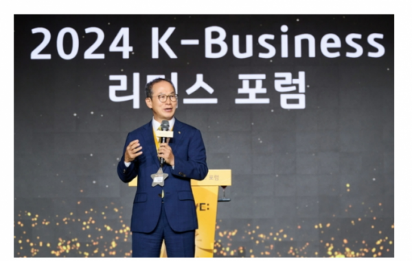 ▲지난달 29일에 개최한 서울 광진구 그랜드 워커힐 호텔에서 '2024 K-Business 리더스 포럼'에 KB금융그룹 양종희 회장이 발표하고 있다. (KB국민은행)