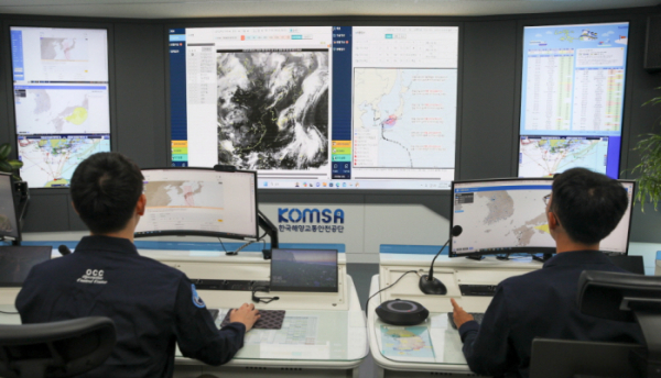 ▲한국해양교통안전공단(KOMSA) 운항관리자들이 본사 운항상황센터에서 해양기상 분석 업무를 수행하고 있다. (사진제공=한국해양교통안전공단)